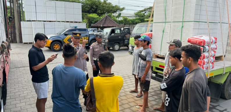 Patroli Sambang Kamtibmas Polsek Denbar Rangkul Sopir dan Kondektur UD. SAM, Wujudkan Situasi Aman dan Kondusif