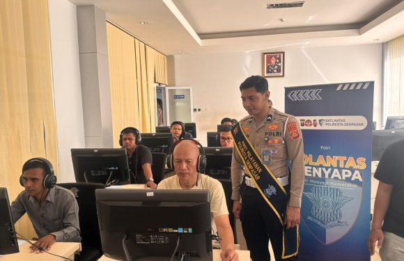 Pelayanan Humanis Satpas SIM Polresta Denpasar, Petugas Bantu Pemohon dalam Proses Pendataan Identitas
