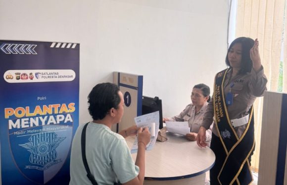 Pendampingan Humanis Satpas SIM Polresta Denpasar, Pemohon Dibantu Saat Pendataan dan Foto SIM.