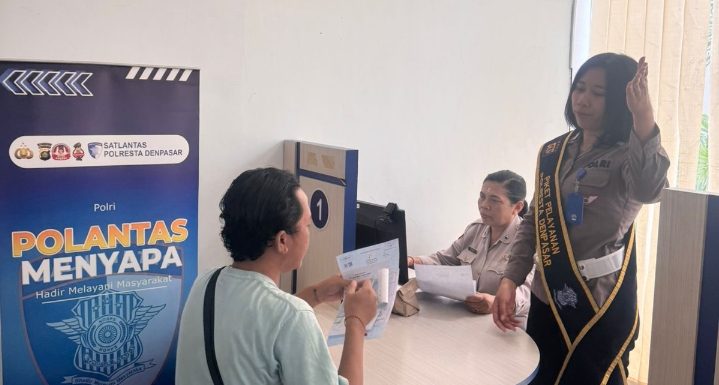 Pendampingan Humanis Satpas SIM Polresta Denpasar, Pemohon Dibantu Saat Pendataan dan Foto SIM.
