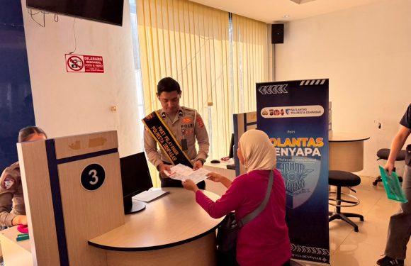 Satpas SIM Polresta Denpasar Hadirkan Pendampingan Humanis, Bantu Pemohon Lengkapi Proses Pendataan Identitas