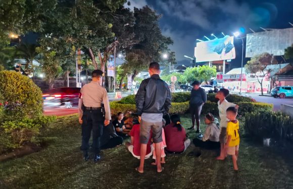 Patroli Sambang Polsek Kuta di Patung Kuda Tuban, Imbau Pengunjung Tingkatkan Kewaspadaan
