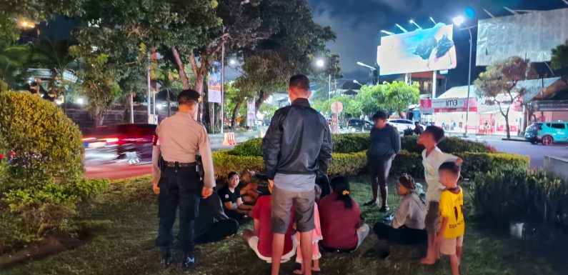 Patroli Sambang Polsek Kuta di Patung Kuda Tuban, Imbau Pengunjung Tingkatkan Kewaspadaan