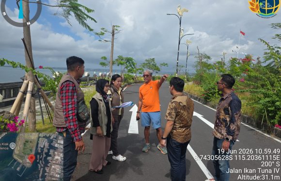 Petugas Lapangan Kantah Kota Denpasar Melakukan Peninjauan Lapangan Terkait Permohonan Penggunaan dan Pemanfaatan Tanah.