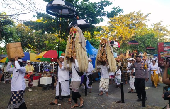 Polsek Denpasar Selatan Laksanakan Pengamanan Rangkaian Pujawali Pura Dalem Sakenan yang Bertepatan dengan Hari Raya Kuningan
