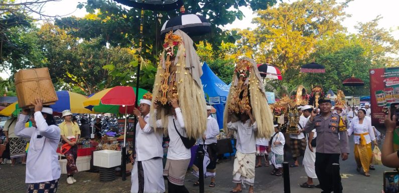 Polsek Denpasar Selatan Laksanakan Pengamanan Rangkaian Pujawali Pura Dalem Sakenan yang Bertepatan dengan Hari Raya Kuningan