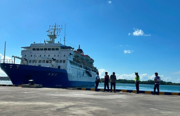 Keberangkatan KM AWU dari Pelabuhan Benoa Berjalan Aman, Ratusan Penumpang Diperiksa