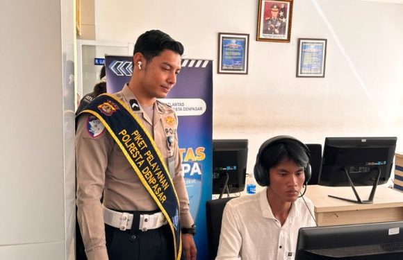 Petugas Satpas SIM Polresta Denpasar Dampingi Pemohon Saat Ujian Teori, Wujudkan Pelayanan Humanis dan Profesional.