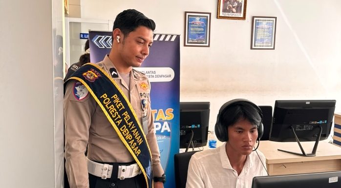 Petugas Satpas SIM Polresta Denpasar Dampingi Pemohon Saat Ujian Teori, Wujudkan Pelayanan Humanis dan Profesional.