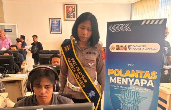 Petugas Satpas SIM Polresta Denpasar Berikan Arahan dan Pendampingan kepada Pemohon SIM