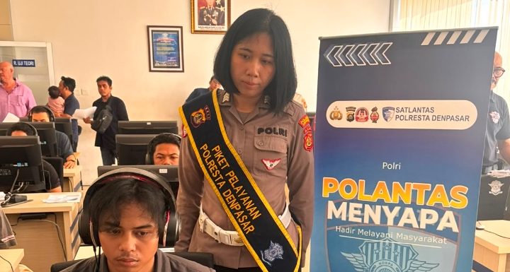 Petugas Satpas SIM Polresta Denpasar Berikan Arahan dan Pendampingan kepada Pemohon SIM