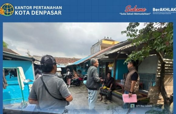 Petugas Kantor Pertanahan Kota Denpasar Melaksanakan Peninjauan Lapangan Terkait Permohonan Sertipikat Pengganti Karena Hilang.