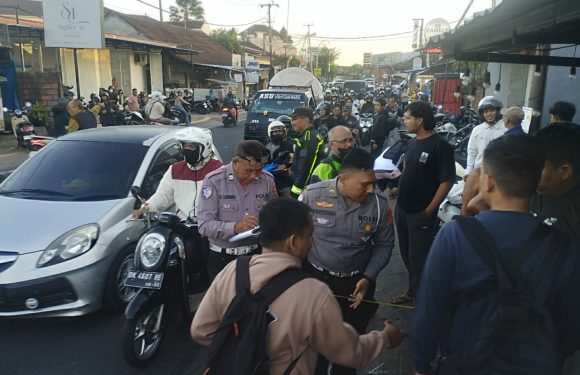 Unit Gakkum Satlantas Polresta Denpasar Lakukan Pemeriksaan Kecelakaan Mobil Tabrak Warung, Dua Orang Terluka