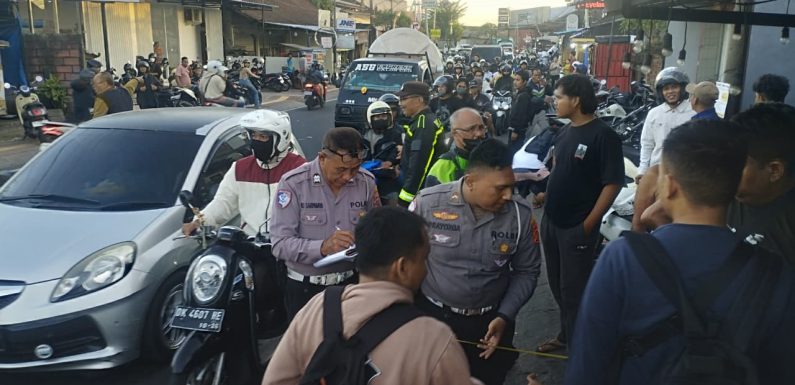 Unit Gakkum Satlantas Polresta Denpasar Lakukan Pemeriksaan Kecelakaan Mobil Tabrak Warung, Dua Orang Terluka