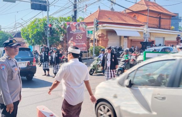 Polsek Dentim Lakukan Pengamanan dan Rekayasa Lalulintas Saat Persembahyangan di Pura Pengerebongan