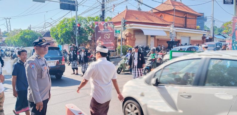 Polsek Dentim Lakukan Pengamanan dan Rekayasa Lalulintas Saat Persembahyangan di Pura Pengerebongan