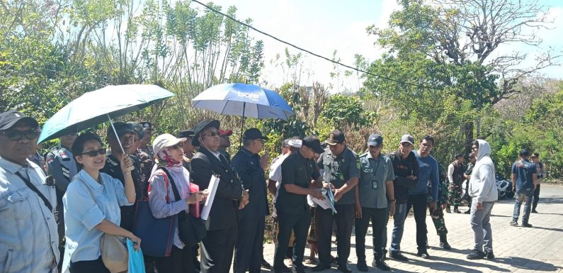Staf Seksi Pengendalian dan Penanganan Sengketa Kantah Badung Menghadiri Kegiatan  constatering objek eksekusi di Desa Pecatu.