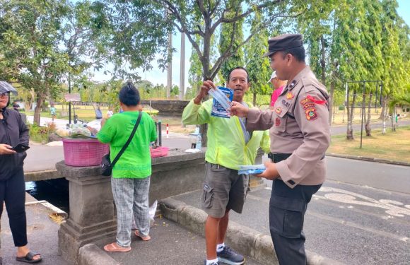 Gencarkan Edukasi di Kawasan Renon, Personel Satgas Preemtif Ops Pekat Agung 2026 Polresta Denpasar Sebarkan Brosur