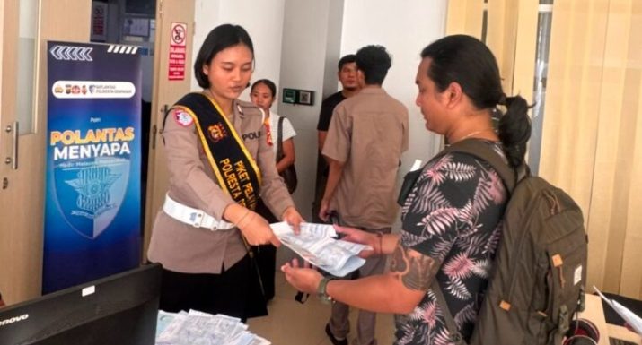 Polantas Menyapa, Satpas SIM Polresta Denpasar Hadir Dampingi Pemohon Saat Ujian Teori