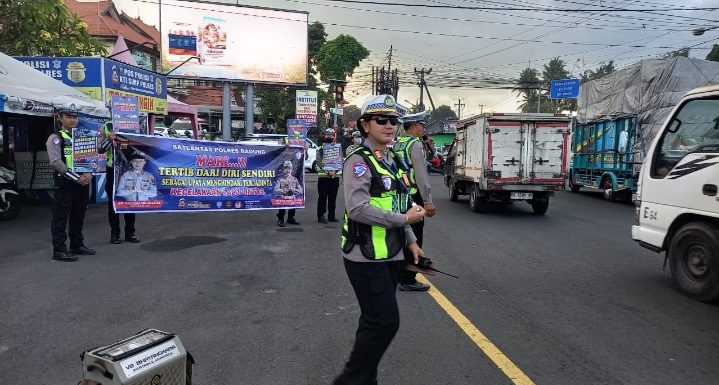 Melalui Polantas Menyapa, Satlantas Polres Badung Gelar Kegiatan Edukasi dan Himbauan kepada Pengguna jalan.