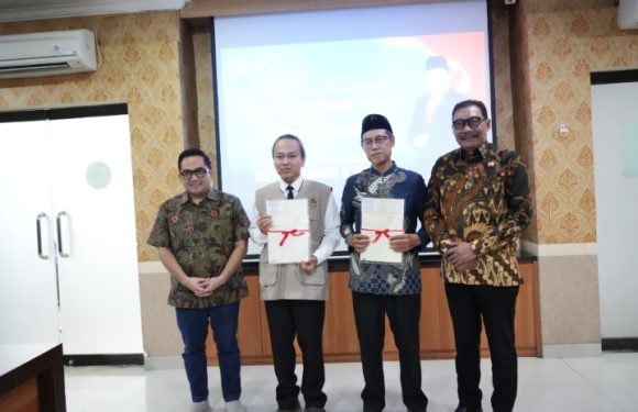 Ketua Komisi II DPR RI Menyerahkan Secara Simbolis Sertipikat Tanah Wakaf dan Aset Pemerintah, Bertempat di Aula Kantor Pertanahan Kabupaten Badung.