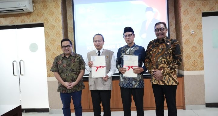 Ketua Komisi II DPR RI Menyerahkan Secara Simbolis Sertipikat Tanah Wakaf dan Aset Pemerintah, Bertempat di Aula Kantor Pertanahan Kabupaten Badung.