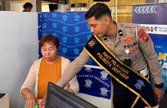 Berikan Pendampingan Humanis, Petugas Satpas SIM Polresta Denpasar Mudahkan Pemohon dalam Pendataan Identitas