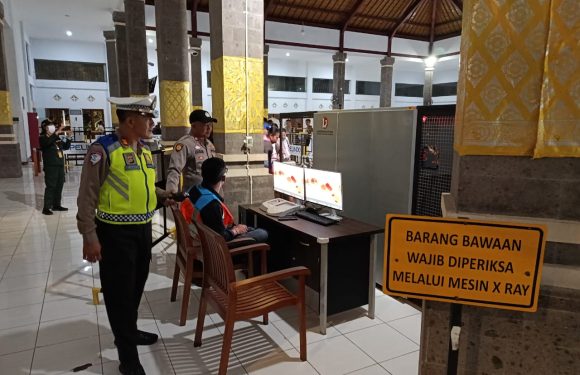 Pengamanan Kedatangan KM Tilongkabila di Pelabuhan Benoa Berjalan Aman, Ratusan Penumpang Diperiksa