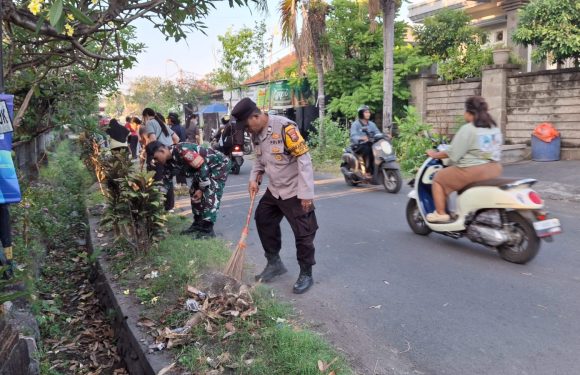 Bhabinkamtibmas Kelurahan Sesetan Hadiri Kerja Bakti “Jumat Bersih”, Perkuat Sinergi Jaga Kebersihan Lingkungan