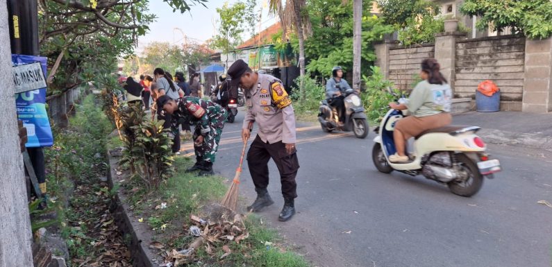 Bhabinkamtibmas Kelurahan Sesetan Hadiri Kerja Bakti “Jumat Bersih”, Perkuat Sinergi Jaga Kebersihan Lingkungan