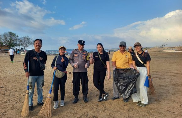 BHABINKAMTMAS DESA SANUR KAUH DUKUNG GOTONG ROYONG KEBERSIHAN DI KAWASAN PANTAI MERTASARI
