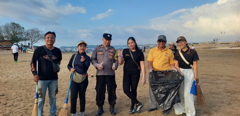 BHABINKAMTMAS DESA SANUR KAUH DUKUNG GOTONG ROYONG KEBERSIHAN DI KAWASAN PANTAI MERTASARI