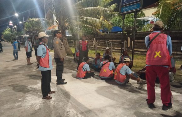 Sambang Kamtibmas Polsek Kawasan Pelabuhan Benoa Bersama Porter Di Dermaga Timur