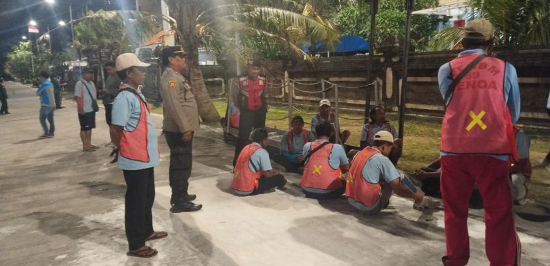 Sambang Kamtibmas Polsek Kawasan Pelabuhan Benoa Bersama Porter Di Dermaga Timur