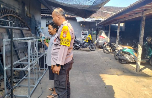 Sambangi Pelaku Usaha, Bhabinkamtibmas Sumerta Kaja Sampaikan Pesan Kamtibmas