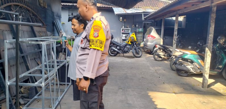 Sambangi Pelaku Usaha, Bhabinkamtibmas Sumerta Kaja Sampaikan Pesan Kamtibmas
