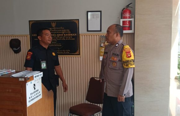 Sambangi LPD Desa Adat Kesiman, Bhabinkamtibmas Pantau Aktivitas Transaksi dan Sampaikan Pesan Kamtibmas