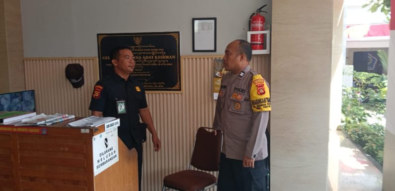 Sambangi LPD Desa Adat Kesiman, Bhabinkamtibmas Pantau Aktivitas Transaksi dan Sampaikan Pesan Kamtibmas