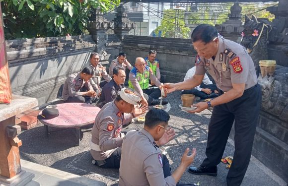 Jaga Soliditas dan Spiritualitas, Personel Polsek Kuta Selatan Persembahyangan Bersama