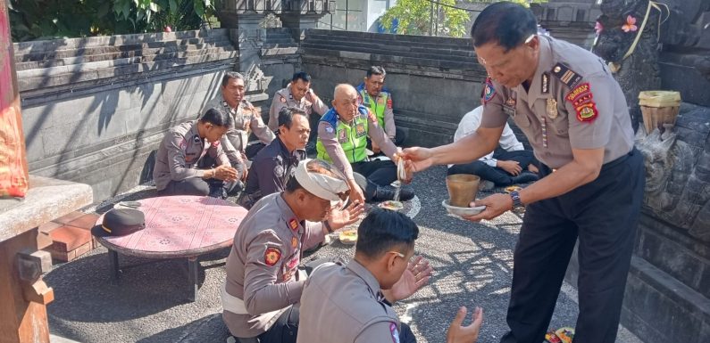 Jaga Soliditas dan Spiritualitas, Personel Polsek Kuta Selatan Persembahyangan Bersama