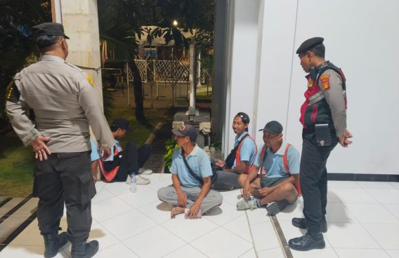 Cooling System Polsek Benoa, Polisi Sambangi Porter TKBM Ajak Bersama Jaga Kamtibmas di Pelabuhan Benoa