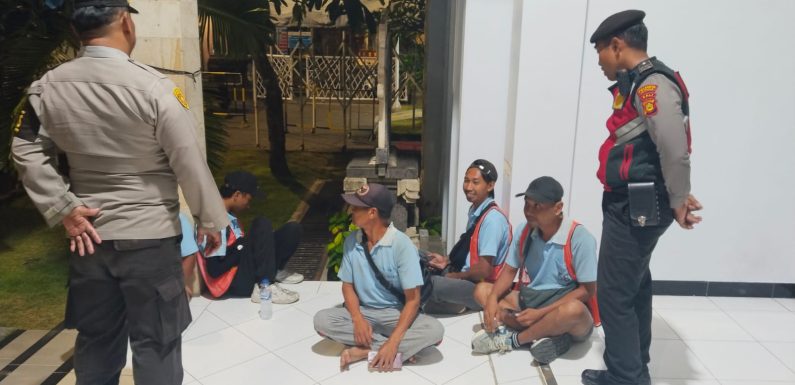 Cooling System Polsek Benoa, Polisi Sambangi Porter TKBM Ajak Bersama Jaga Kamtibmas di Pelabuhan Benoa