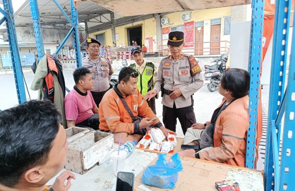 Sambangi Ojol dan Kurir Shopee, Polsek Denbar Perkuat Sinergi Cegah Gangguan Kamtibmas