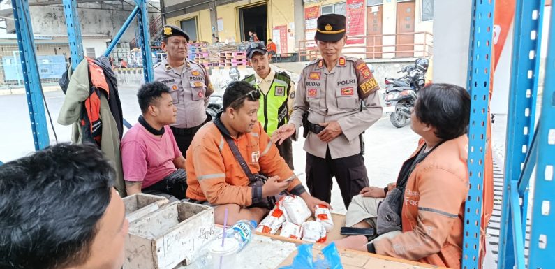 Sambangi Ojol dan Kurir Shopee, Polsek Denbar Perkuat Sinergi Cegah Gangguan Kamtibmas