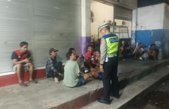 Cooling System di Pelabuhan Benoa, Polisi Sambangi ABK dan Ajak Jaga Kamtibmas Tetap Kondusif