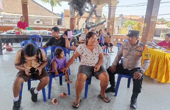 Bhabinkamtibmas Kesiman Hadir dan Peduli, Dampingi Kegiatan Posyandu Balita dan Lansia