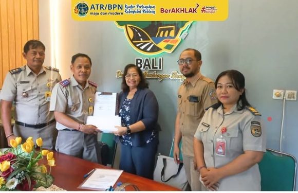 Kantah Buleleng Gelar Penandatanganan Berita Acara Penyerahan Bahan Penilaian Pembangunan Taman Teknologi Turyapada Tower Komunikasi Bali Smart 6.0 Kerthi Bali di Desa Pegayaman.