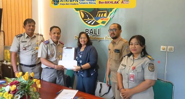 Kantah Buleleng Gelar Penandatanganan Berita Acara Penyerahan Bahan Penilaian Pembangunan Taman Teknologi Turyapada Tower Komunikasi Bali Smart 6.0 Kerthi Bali di Desa Pegayaman.