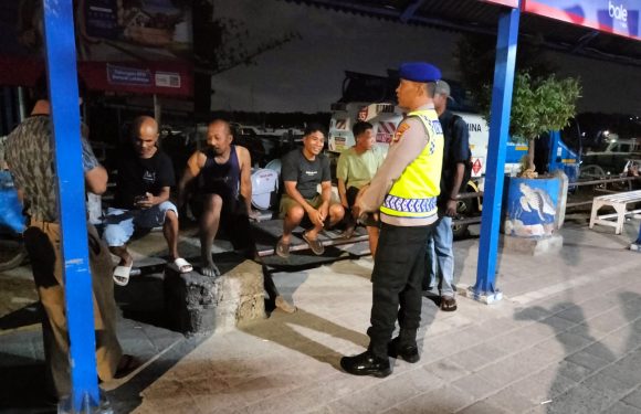 Patroli Jalan Kaki Satpolairud Polresta Denpasar Pantau Aktivitas Masyarakat Malam Hari
