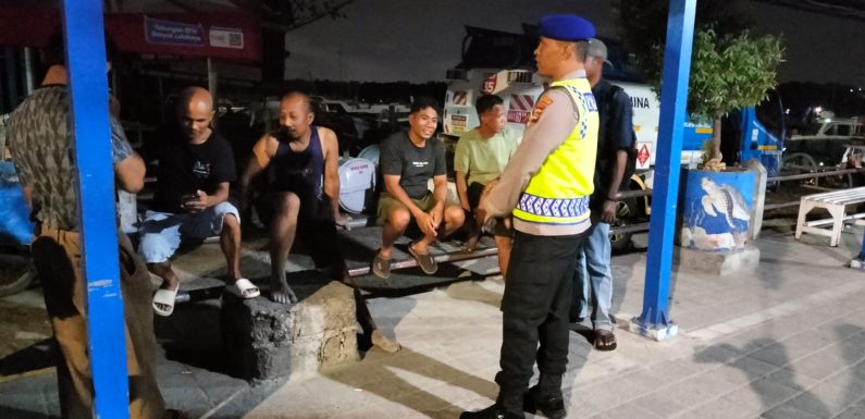 Patroli Jalan Kaki Satpolairud Polresta Denpasar Pantau Aktivitas Masyarakat Malam Hari